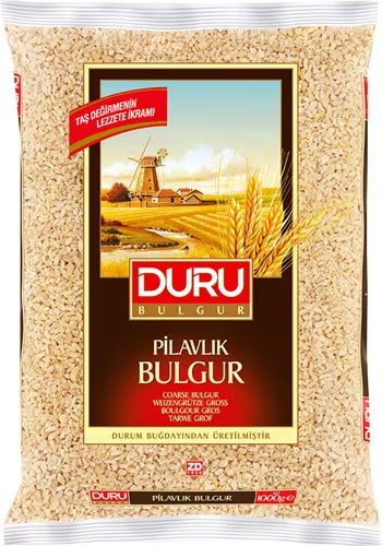 Sachet de boulgour Duru Pilavlik, étiquette ornée d'une scène champêtre. Sachet blanc, grains de boulgour beiges visibles.