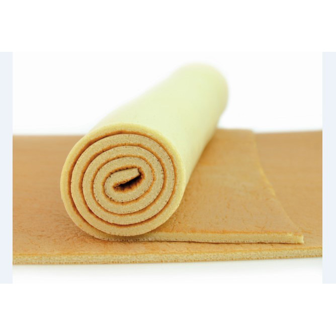 Feuilles de mousse beige, roulées et plates. Le rouleau est présenté à la verticale, laissant apparaître.