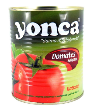 Boîte de concentré de tomates Yonca, étiquette verte et rouge.