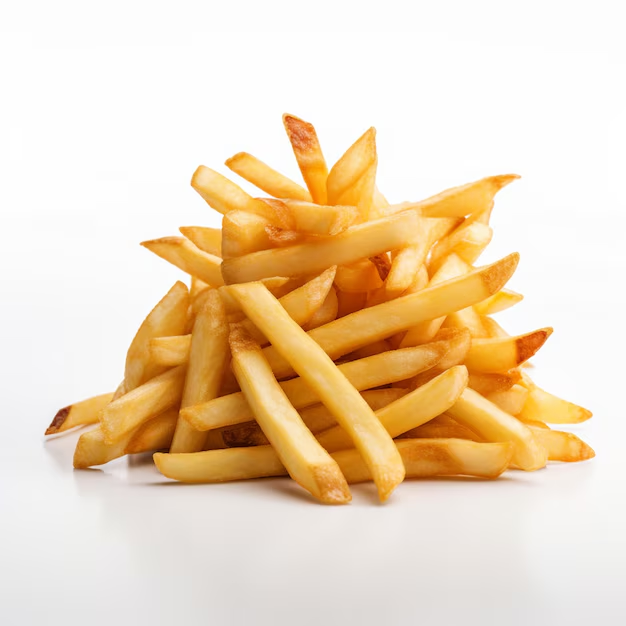 Un tas de frites dorées sur une surface blanche, certaines frites dressées debout.