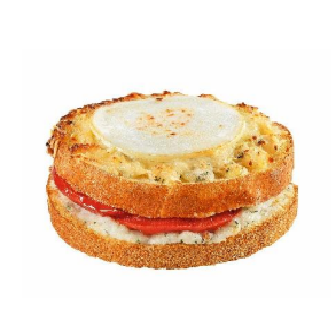 Sandwich grillé à la tomate et au fromage fondu, garni d'un œuf au plat.