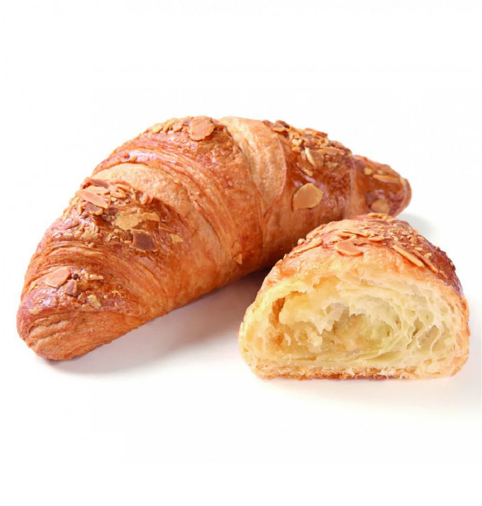 Croissant aux amandes, entier et tranché, avec des couches feuilletées et une garniture d'amandes grillées.