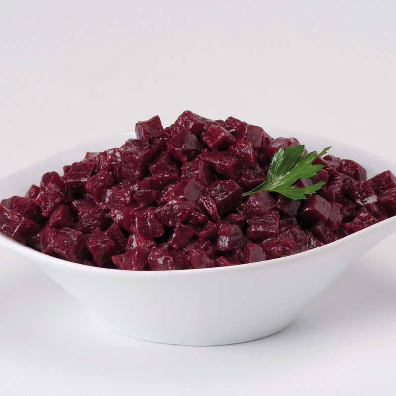 Bol de betteraves rouge foncé coupées en dés, garni de persil.