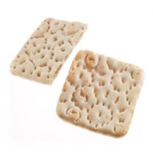 Deux crackers carrés, brun clair, avec de petits trous.