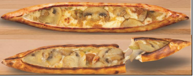 Deux galettes de maïs aux champignons, l'une entière, l'autre émiettée.