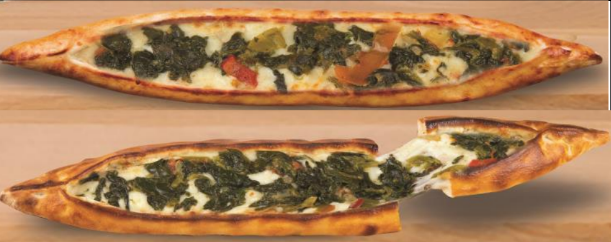 Deux pide turques, pains plats ovales fourrés aux épinards et au fromage, l'une d'elles cassée pour montrer la garniture.