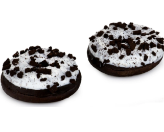 Deux beignets au chocolat avec glaçage blanc et biscuits au chocolat émiettés.