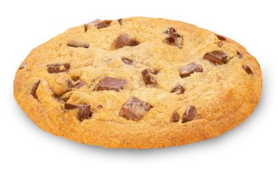 Cookie aux pépites de chocolat sur fond blanc, doré, avec des morceaux de chocolat noir.