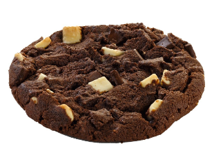 Biscuit au chocolat avec des pépites de chocolat blanc et noir.