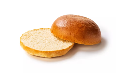 Pain à hamburger ouvert, vue de dessus et de dessous, sur fond blanc.