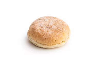 Pain à hamburger rond, de couleur jaune pâle, sur fond blanc.