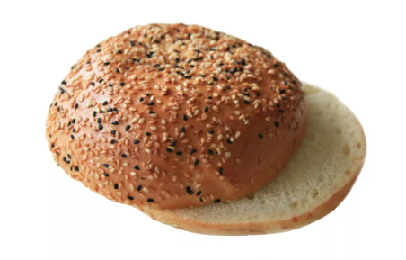 Petit pain bagel recouvert de graines de sésame, ouvert en deux.