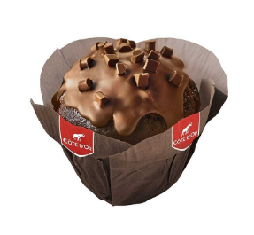 Muffin au chocolat avec glaçage et carrés de chocolat, dans une caissette en papier brun, avec le logo Côte d'Or.