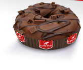 Beignet au chocolat avec glaçage et morceaux de bonbons, dans un gobelet en papier.