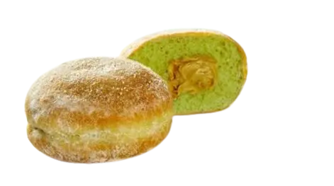 Beignet vert et beige fourré, coupé en deux pour montrer l'intérieur.
