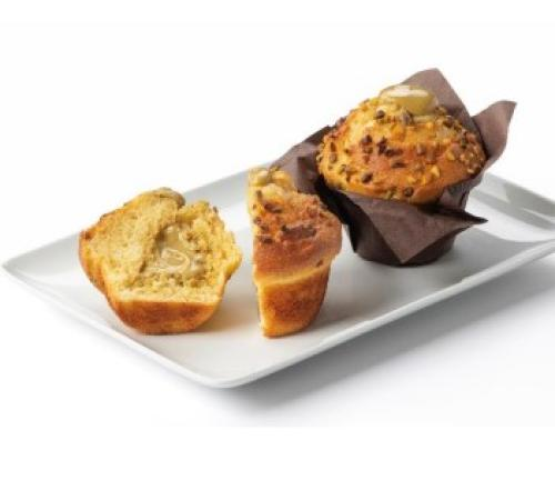 Muffins sur une assiette blanche : un muffin entier emballé dans du papier