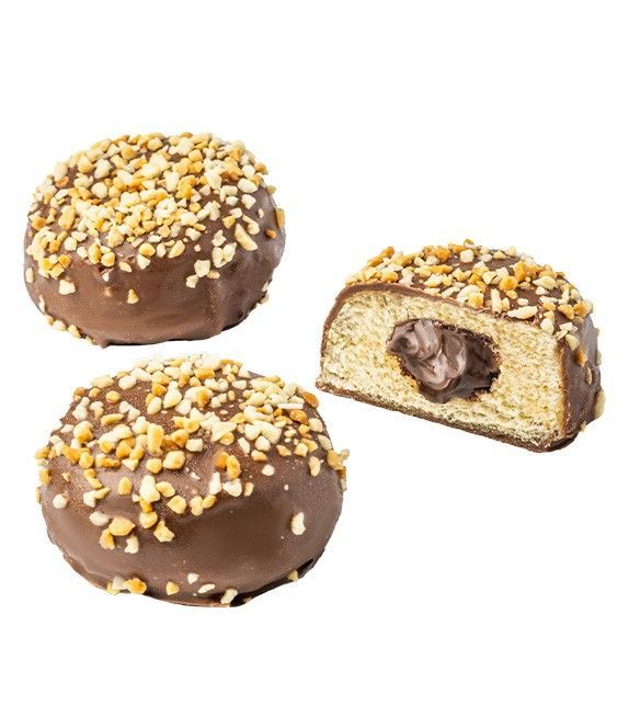 Trois bonbons au chocolat : ronds, enrobés de noix hachées, dont un, une fois ouvert, révèle un fourrage noir.