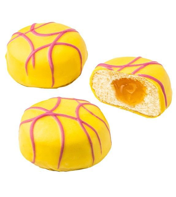 Trois gâteaux jaunes avec des lignes de glaçage rose, dont un ouvert révélant une garniture à la gelée.