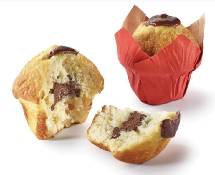Muffins fourrés au chocolat, l'un dans du papier rouge, les autres partiellement mangés