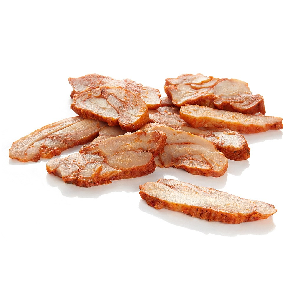 Poulet cuit et tranché, aux bords dorés.