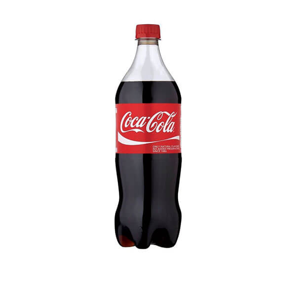 Bouteille de Coca-Cola avec étiquette et bouchon rouges, remplie de soda brun foncé.