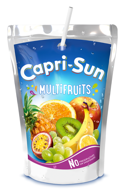 Sachet de jus Capri-Sun Multifruits contenant divers fruits comme l'ananas, l'orange, le kiwi et le raisin.