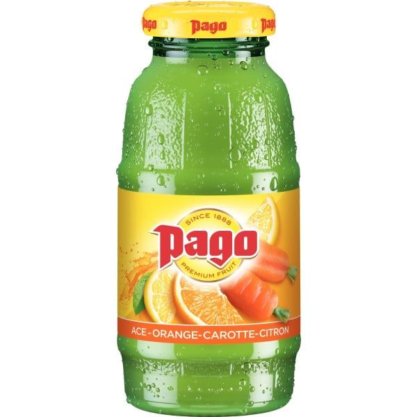Bouteille de jus Pago ACE, liquide vert, étiquette jaune avec illustrations d'orange, de citron et de carotte.
