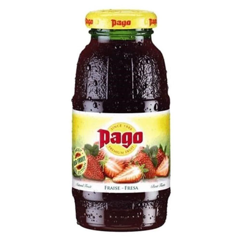 Bouteille de jus de fraise Pago. Liquide rouge foncé, étiquette jaune à motifs de fraises. Bouchon vert.