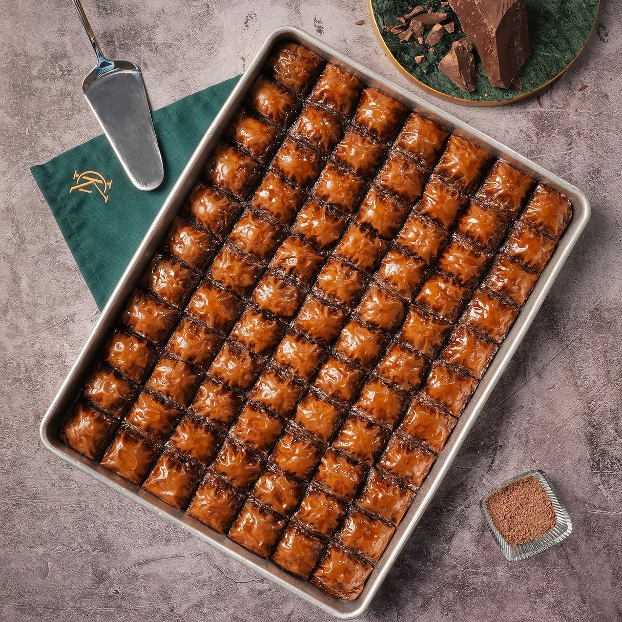 Plateau de baklava au chocolat, découpé en carrés.