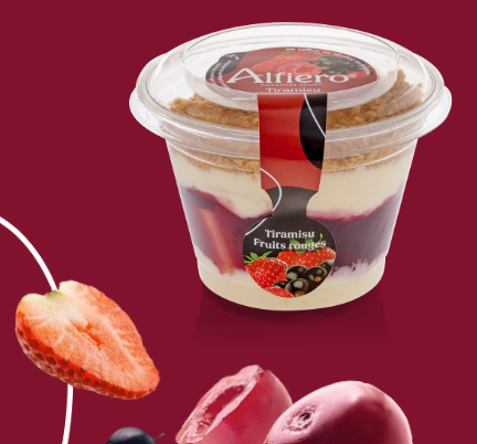 Coupe de tiramisu à couches de fraises et de fruits rouges, récipient en plastique transparent, fond rouge et bordeaux.