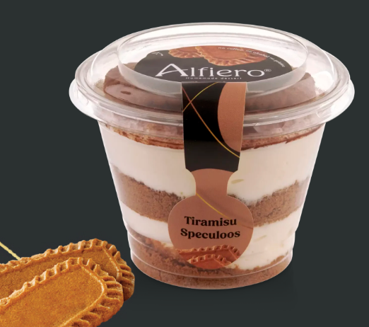 Coupe de tiramisu spéculoos avec couvercle transparent, garnie de crème et de gâteau, à côté de biscuits.