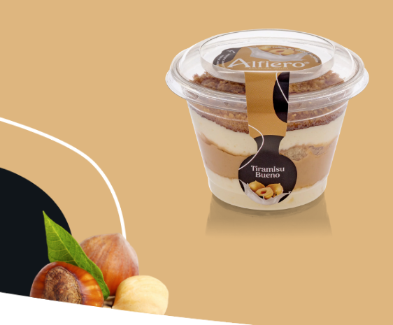 Coupe à tiramisu avec une étiquette noisette et un fond orné de noisettes et de feuilles.