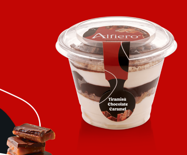 Coupe de tiramisu avec couvercle transparent, logo « Alfiero », couches de chocolat et de caramel. Fond rouge.