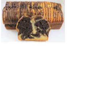 Gâteau marbré, coupé pour révéler des tourbillons de chocolat et de vanille.