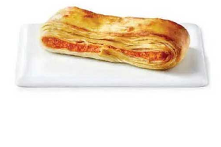 Pâtisserie fourrée à l'orange, sur une assiette rectangulaire blanche.