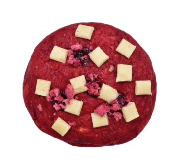 Biscuit rouge garni de carrés blancs et de miettes roses.