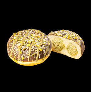 Beignet nappé de glaçage au chocolat, d'un filet de chocolat et de noix ; ouvert pour révéler une garniture verte.