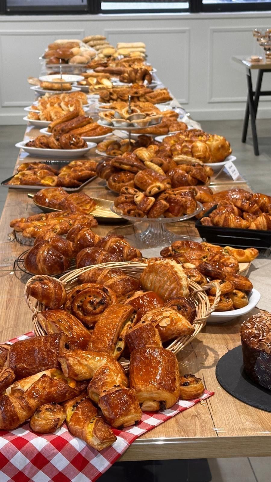 Il y a de nombreux types de pâtisseries différentes sur la table.