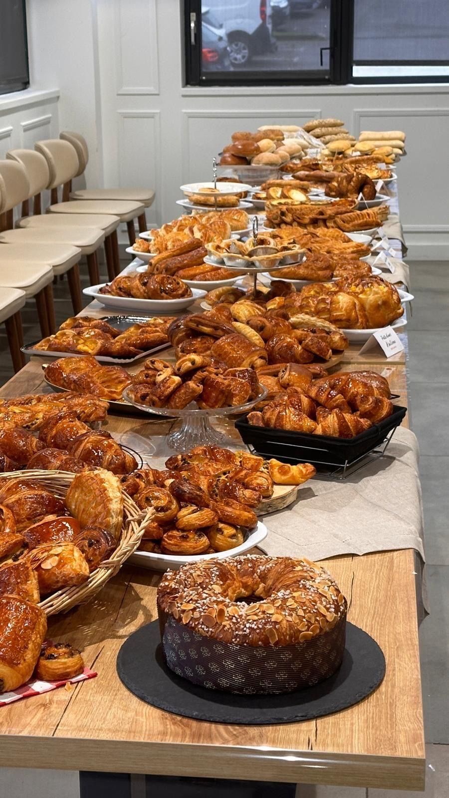 Il y a de nombreux types d'aliments différents sur la table.