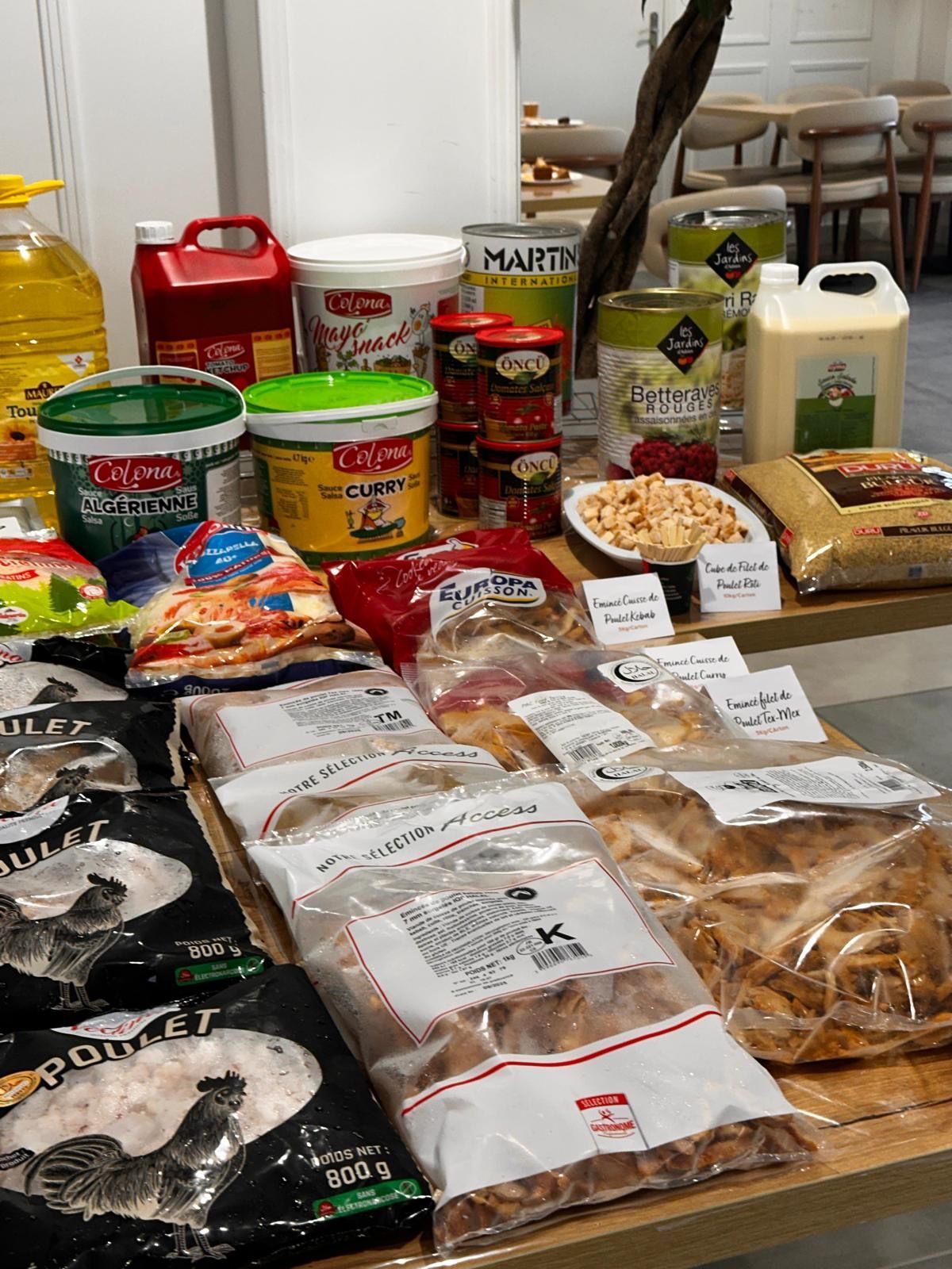 Il y a de nombreux types d'aliments différents sur la table.