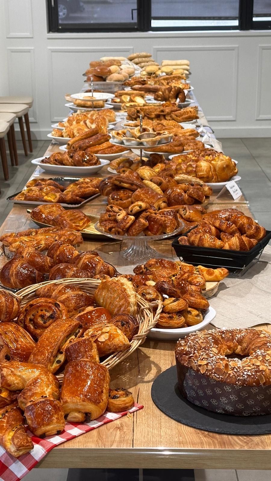 Il y a de nombreux types de pâtisseries différentes sur la table.