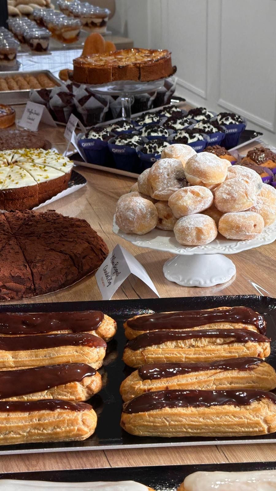 Il existe de nombreux types de desserts différents sur la table.
