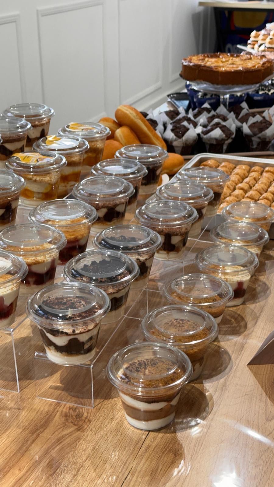 Il existe de nombreux types de desserts différents sur la table.