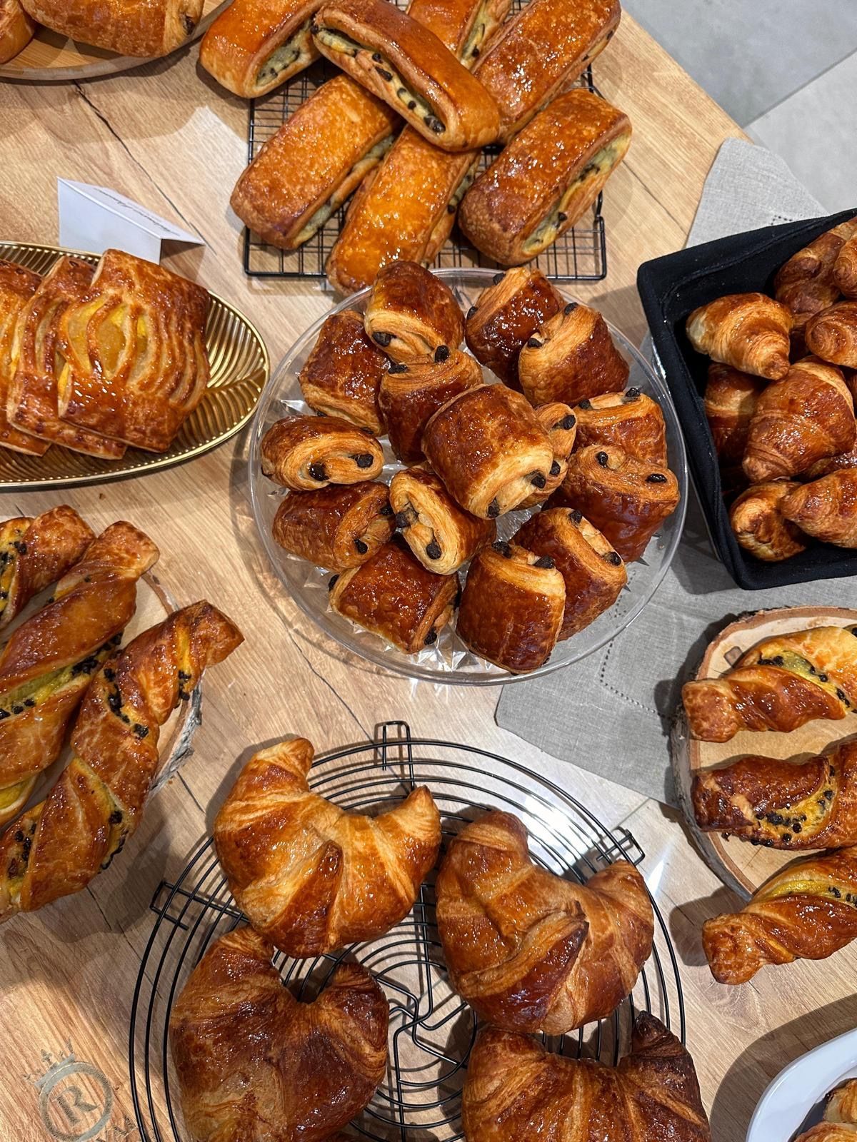Il y a de nombreux types de pâtisseries différentes sur la table.