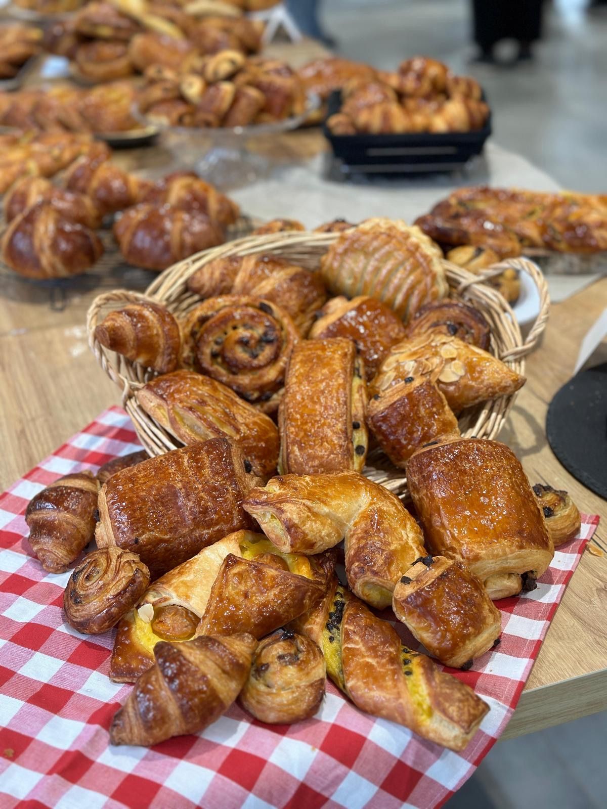 Il y a de nombreux types de pâtisseries différentes sur la table.