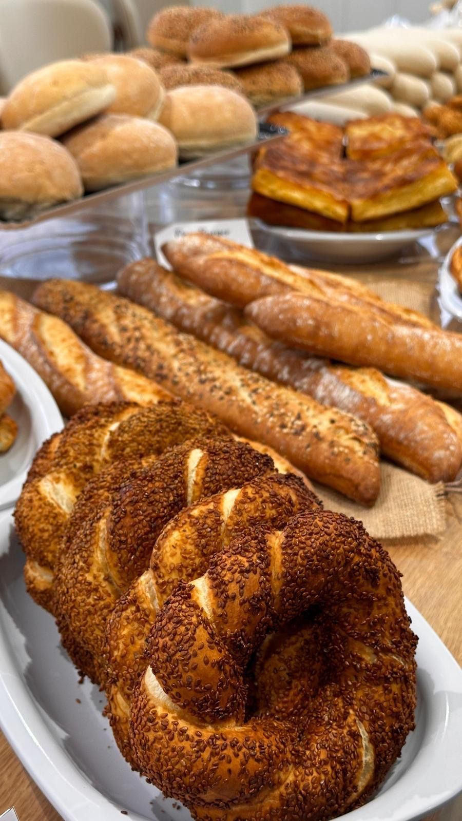 Il y a de nombreux types de pain différents sur la table.