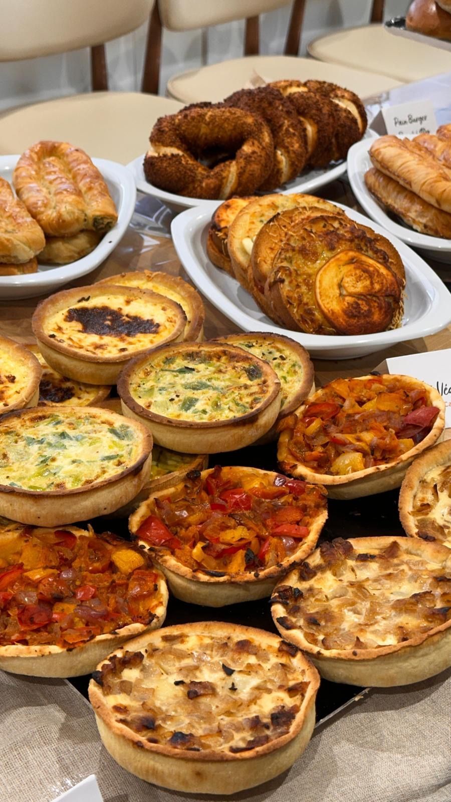Il y a de nombreux types de pâtisseries différentes sur la table.