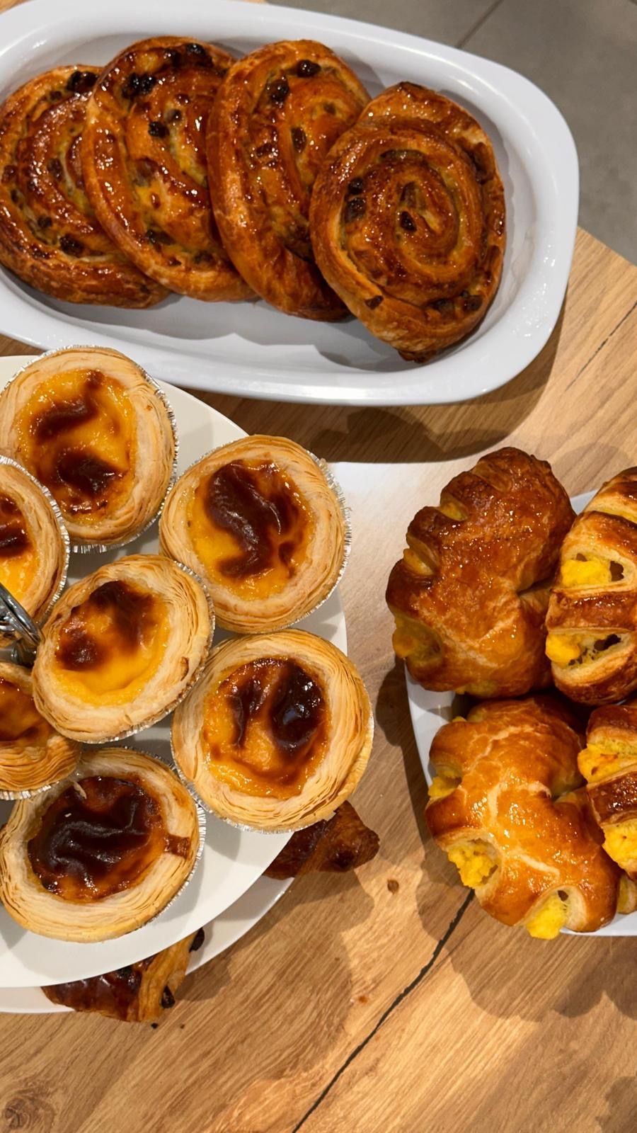 Il y a de nombreux types de pâtisseries différentes sur la table.