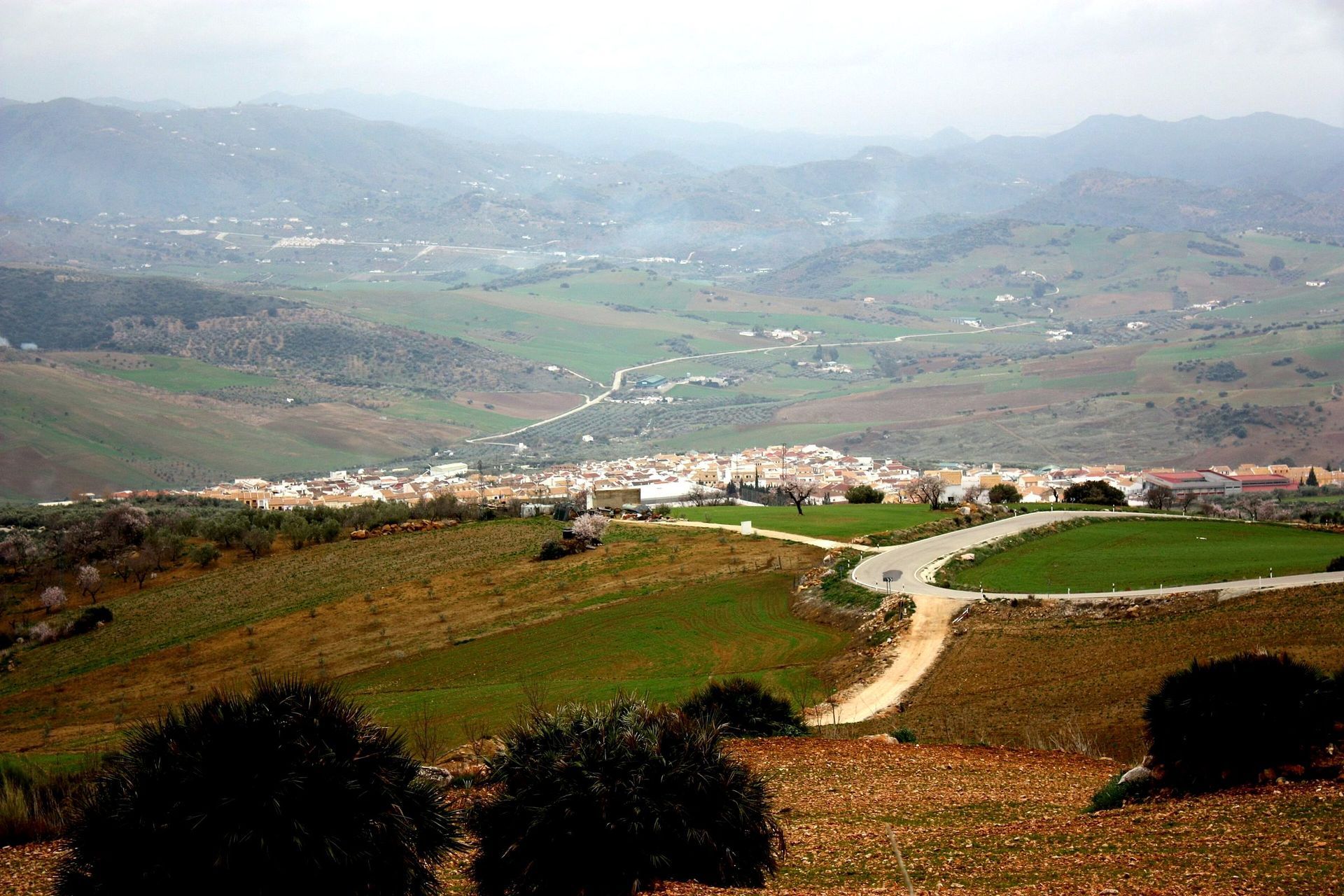 Arriving in Villanueva de la Concepción, with the sierra behind