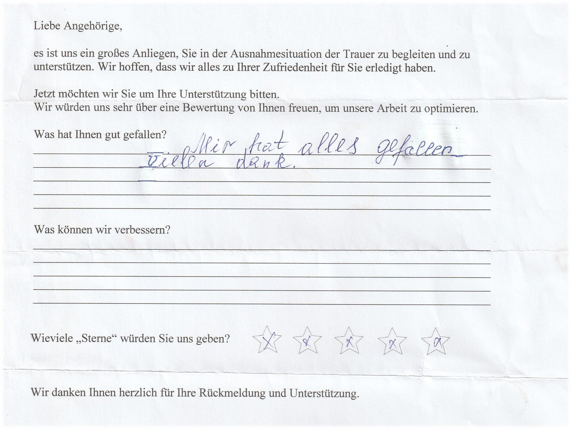 Handschriftliche Umfrage mit Fragen zu den Erfahrungen einer Frau, ausgefüllt mit Antworten.